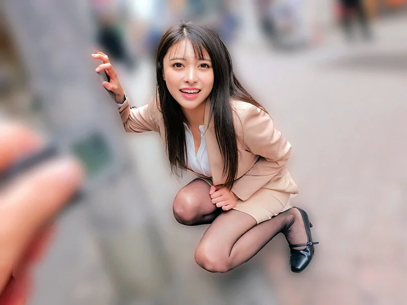 「素人美少女とリモコンバイブお散歩10-黒パンストOL編-「もう我慢できません…//」人ごみの中、黒パンスト美脚ガクブル震わせイキまくってしまうOLたち！人生初の羞恥プレイでまさかのエロスイッチオン！車移動中も大胆カーオナニー！最後はホテルで心行くまで生セックス！」潤うるる スイッチオン