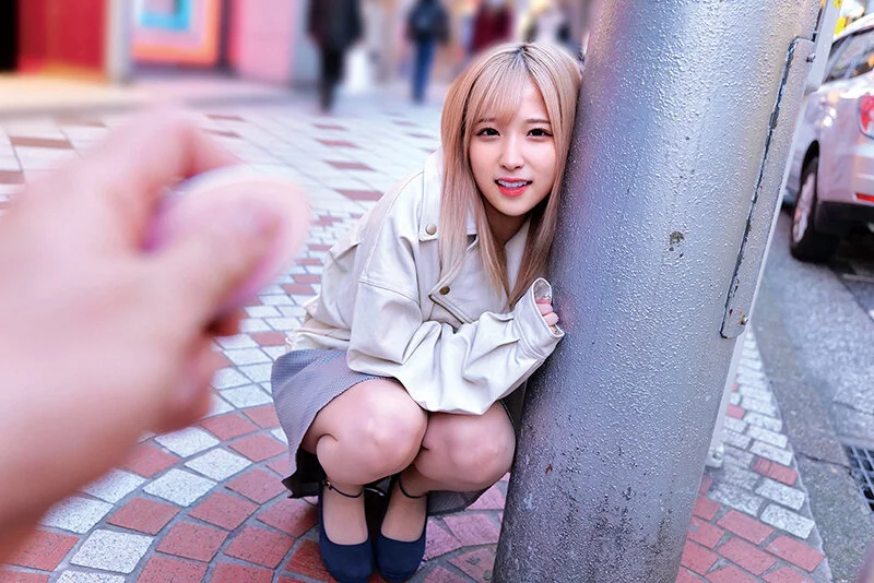 「素人美少女とリモコンバイブお散歩 5 ーSBY区編ー「もう我慢できません…//」人混みの中ビクビク震えてイキまくってしまう女子たち!人生初の羞恥プレイでまさかのエロスイッチオン!車移動中も大胆カーオナニー!最後は近くのスタジオで心行くまで生セックス!」栄川乃亜 しゃがみ