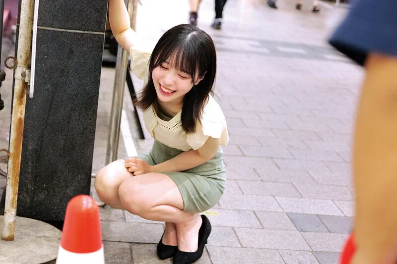 「素人美少女とリモコンバイブお散歩 6 ーSBY&SGN区編ー「もう我慢できません…//」人混みの中ビクビク震えてイキまくってしまう女子たち!人生初の羞恥プレイでまさかのエロスイッチオン!車移動中も大胆カーオナニー!最後は近くのスタジオで心行くまで生セックス!」天馬ゆい 感じてる