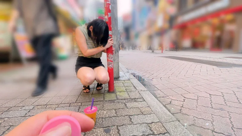「素人美少女とリモコンバイブお散歩3ーNK&SBY区編ー「もう我慢できません…//」人混みの中ビクビク震えてイキまくってしまう女子たち!人生初の羞恥プレイでまさかのエロスイッチオン!車移動中も大胆カーオナニー!最後は近くのスタジオで心行くまで生セックス!」あさみ潤 スイッチオン