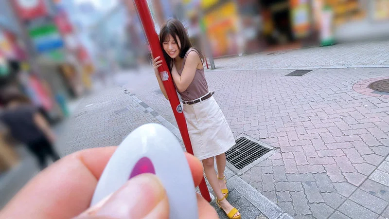 「素人美少女とリモコンバイブお散歩 4 ーSBY区編ー「もう我慢できません…//」人混みの中ビクビク震えてイキまくってしまう女子たち!人生初の羞恥プレイでまさかのエロスイッチオン!車移動中も大胆カーオナニー!最後は近くのスタジオで心行くまで生セックス! 天咲ひめの」スイッチオン