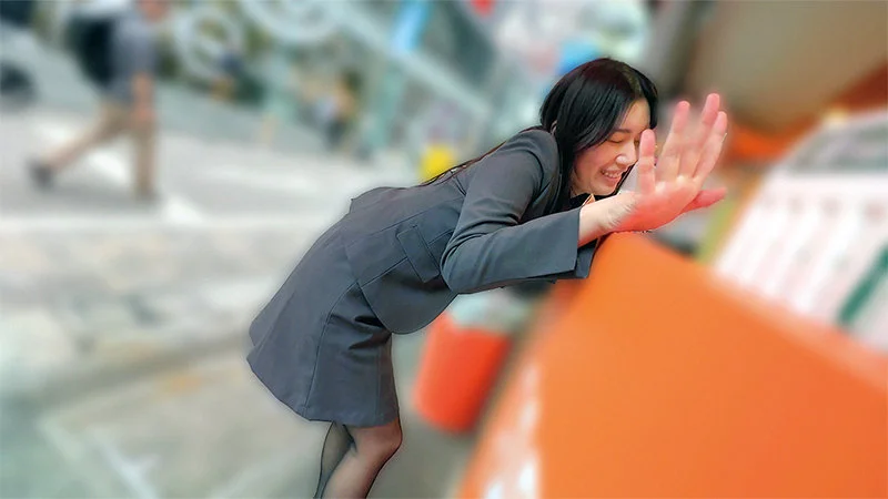 『素人美少女とリモコンバイブお散歩9ー黒パンストOL編ー「もう我慢できません…//」人ごみの中、黒パンスト美脚ガクブル震わせイキまくってしまうOLたち!人生初の羞恥プレイでまさかのエロスイッチオン!車移動中も大胆カーオナニー!最後はホテルで心行くまで生セックス!』戸川なみ 散歩中
